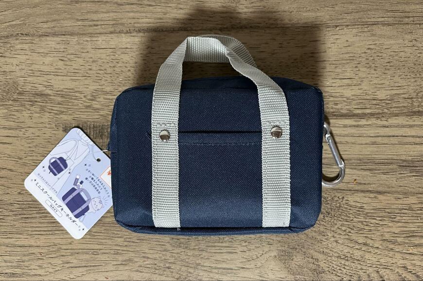 筆者撮影（キャンドゥ、CA ミニスクールバッグキーホルダー NV）