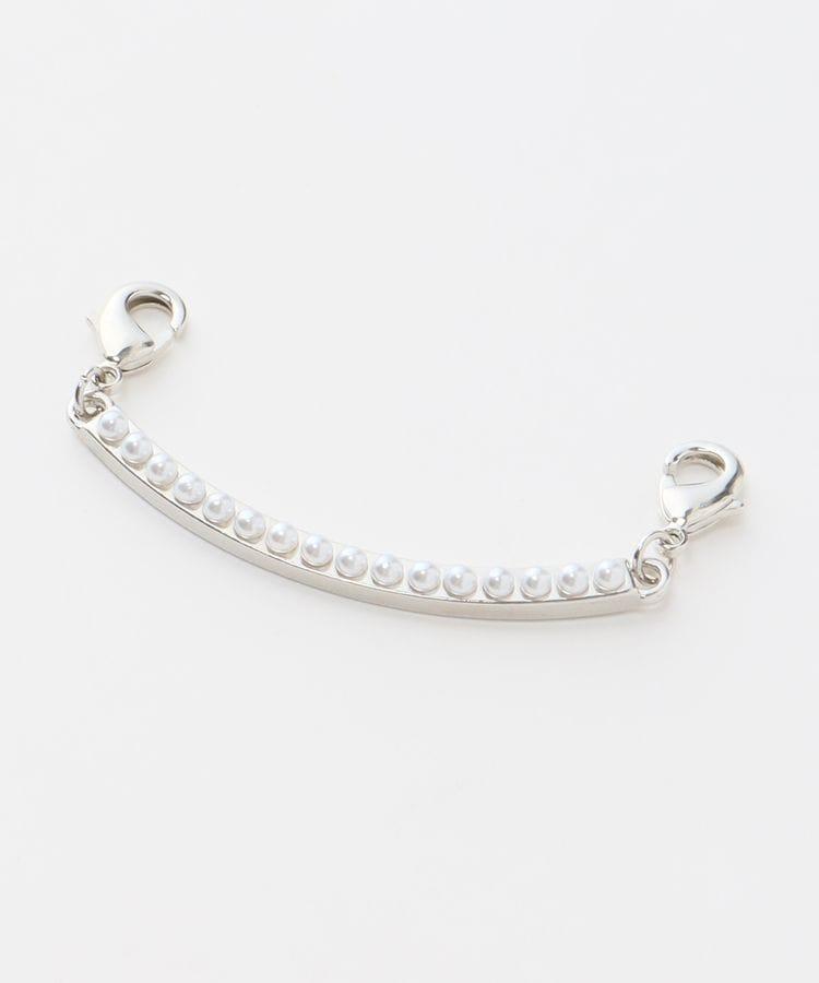 取り外しができる、パール調アクセサリーがついています／出所：ハニーズ公式通販 アクセ付ワンピース