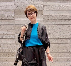 【60代マダム】が作る“夏のブラックコーデ” こなれ感たっぷりの「青差し色」が素敵！