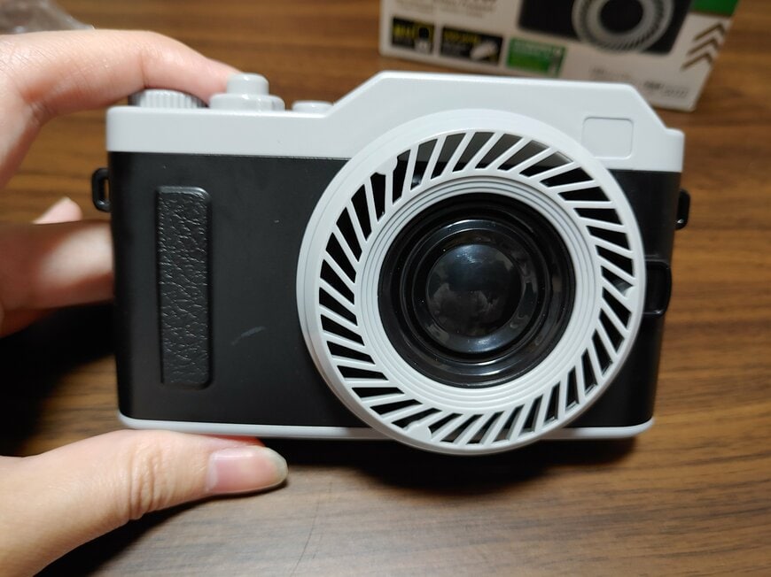 筆者撮影（ダイソー、カメラ型ハンディファン）