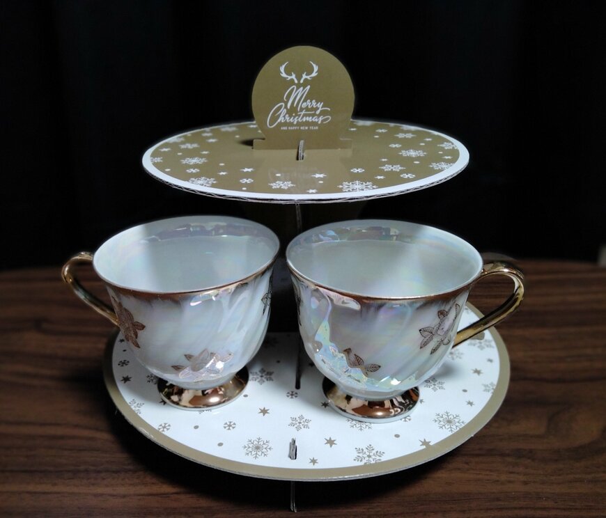 筆者撮影（セリア、パーティースタンド 2段 ナチュラルクリスマス）