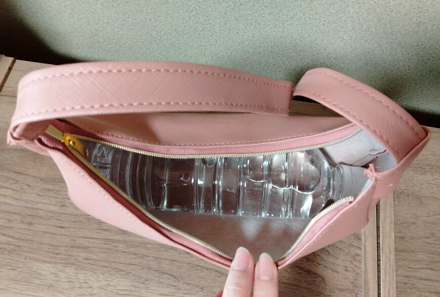 筆者撮影（ダイソー、合皮ラウンド ワンショルダーバッグ PK）