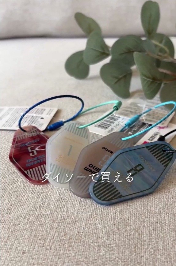 【100均DIY】ダイソーのタグ×セリアのシールで、目印になる「オリジナル荷物タグ」に変身！