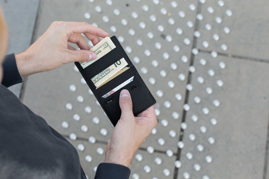 薄さ7mm、重さ17g。注目のWramer「ミニ財布」コーデュラ素材で耐久性も