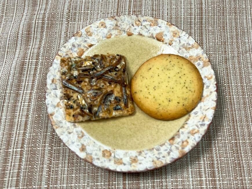 左側「じゃこ瓦」、右側「湘南ビーチdeティータイム」の2種