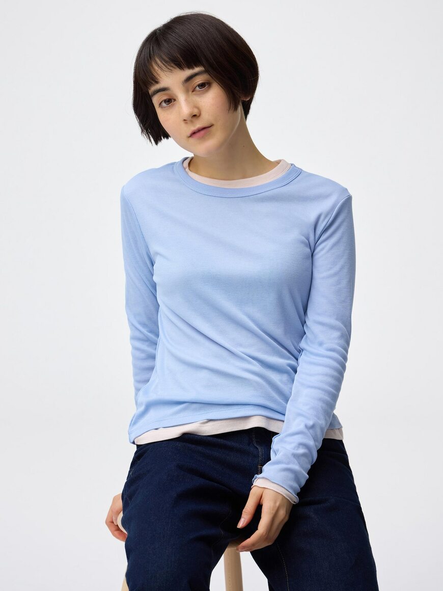 GU、ソフトシアークルーネックT(長袖)の淡いブルー