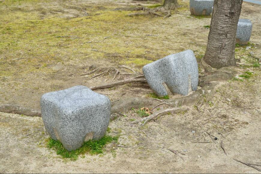 倒れかかっているベンチ