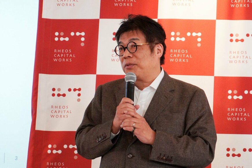 発表会で話をする男性の写真