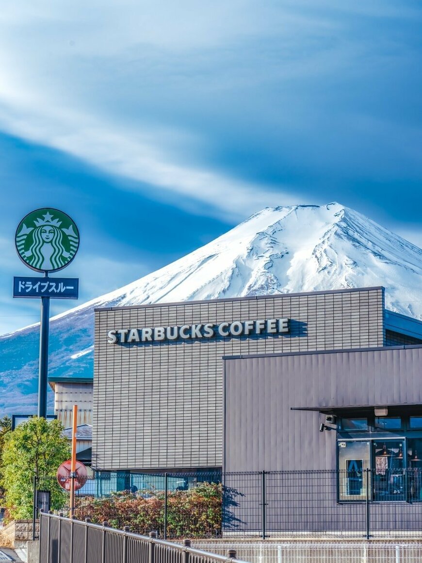 スターバックス富士山店の後ろに広がる富士山