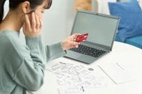 ネット通販の利用世帯は3カ月連続で2ポイント台の低下、8月は54.9％に