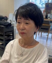 白髪に悩む女性が「脱黒髪」！　おしゃれに変身した姿に反響