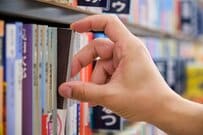 書店で発見した「同じ文庫本」に違和感　2冊の違いに「どっち買うべき？」