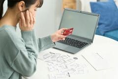 ネット通販の利用世帯は3カ月連続で2ポイント台の低下、8月は54.9％に