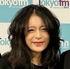 中森明菜の最新ショットが大反響！人気芸人の腰に手を回し…「羨ましい」「見たことない表情」「幸せ者だあー」の声