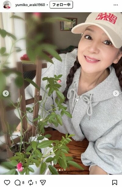 荒木由美子のInstagram投稿（バラを愛でる様子）