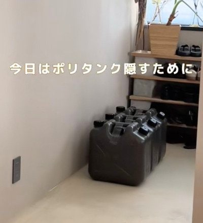 重くて生活感丸出しの「ポリタンク」をスマートに隠す収納アイデア。木材で作る超簡単なカバーと台車を活用し、部屋に馴染んで移動も楽になる実用的DIY術