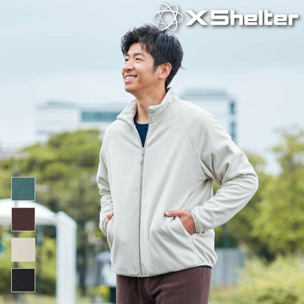 首元までしっかり防寒できるスタンド襟が魅力のフリースジャケット