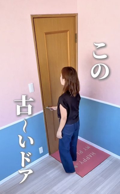 「わー！可愛い！！」年季の入った〈茶色いドア〉→ペンキを塗って〈ホワイト×ラベンダー〉のおしゃれなドアに大変身