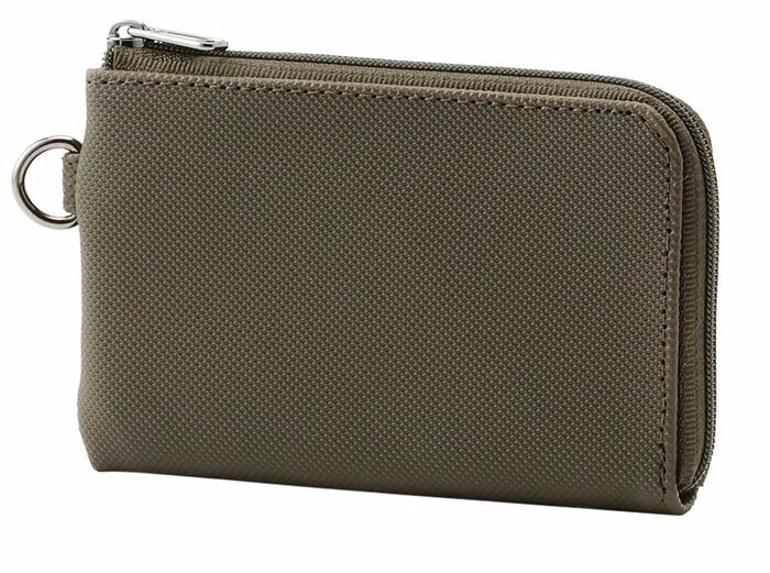 ミリタリーテイストがおしゃれな「カーキ」