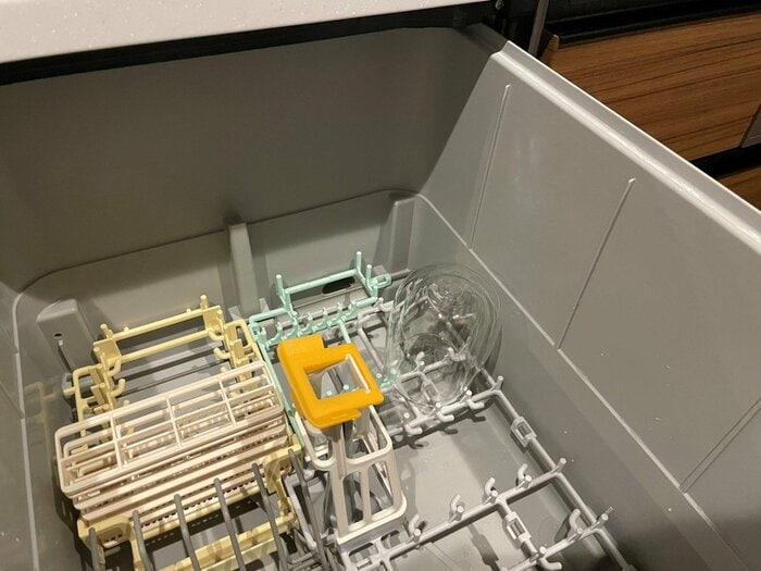 食器洗い機で洗えるほか、柄付きのスポンジを使って食器用洗剤で洗うこともできます