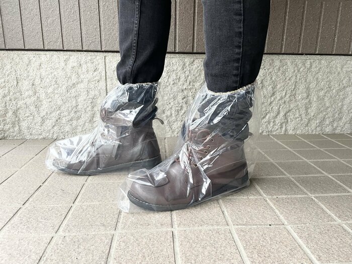 男性の靴にカバーする様子
