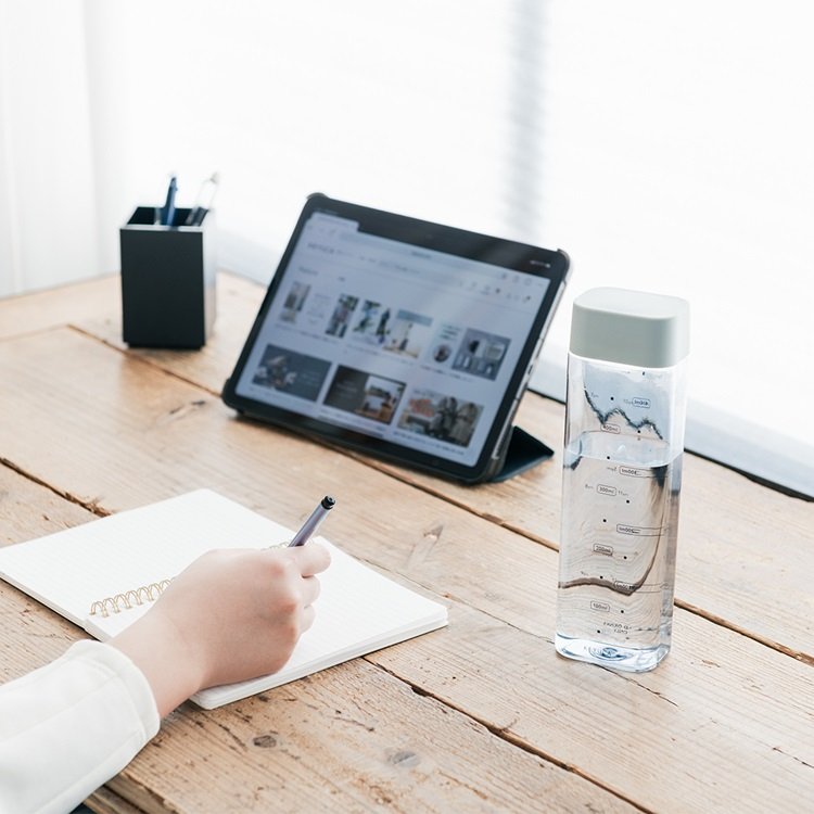 出所：ケユカ公式　タイムマーカー付き Luart四角いウォーターボトル 480ml