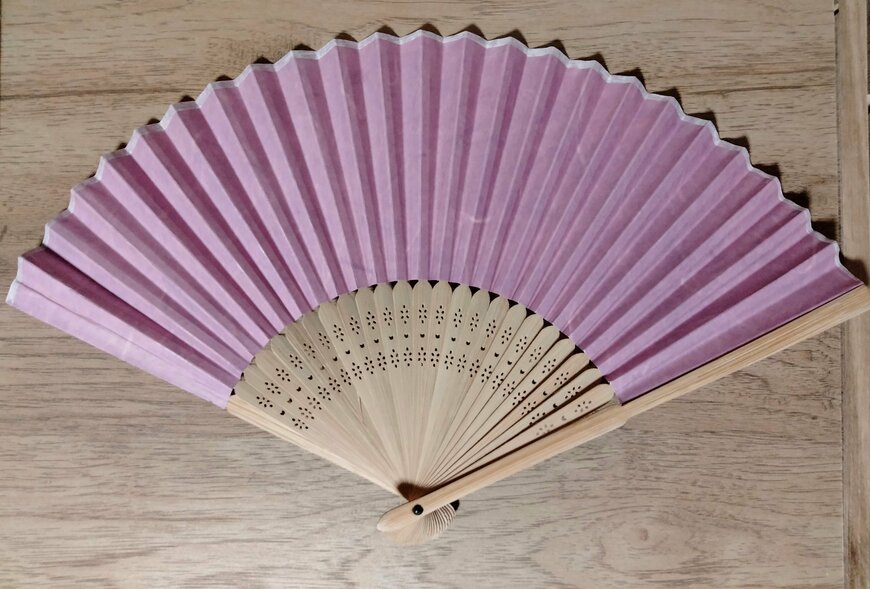 筆者撮影（ダイソー、紙扇子（23cm、和紙風、紫））