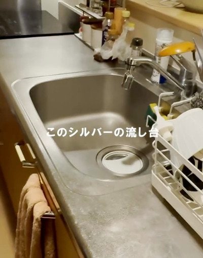【DIY】「雰囲気ガラリ」生活感丸出しの〈シルバーのキッチン台〉→キッチンシート・漆喰風壁紙で〈おしゃれなホワイト〉に大変身！
