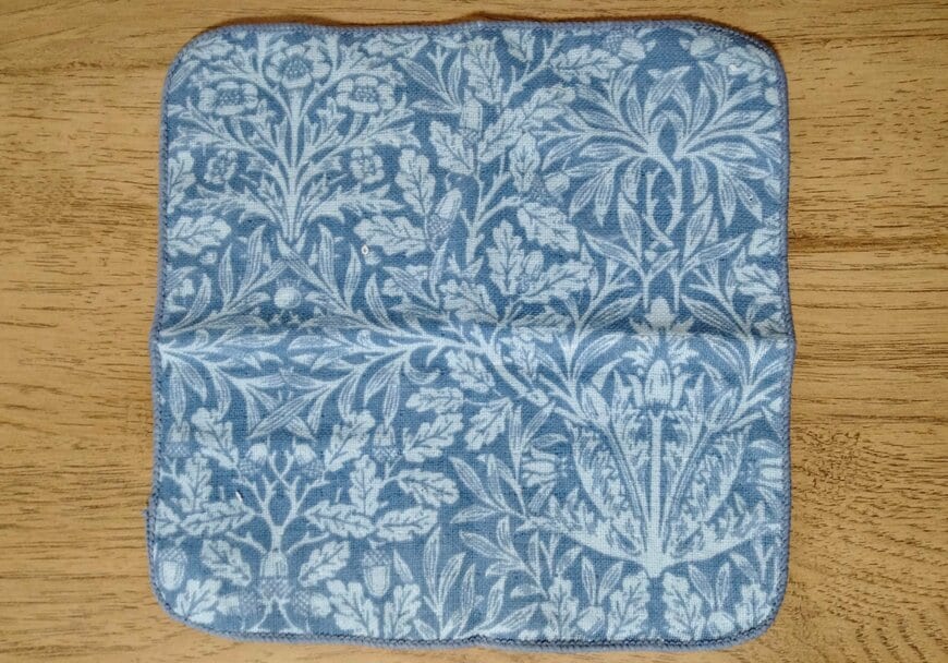 筆者撮影（セリア、タオルハンカチ ウィリアム・モリス）