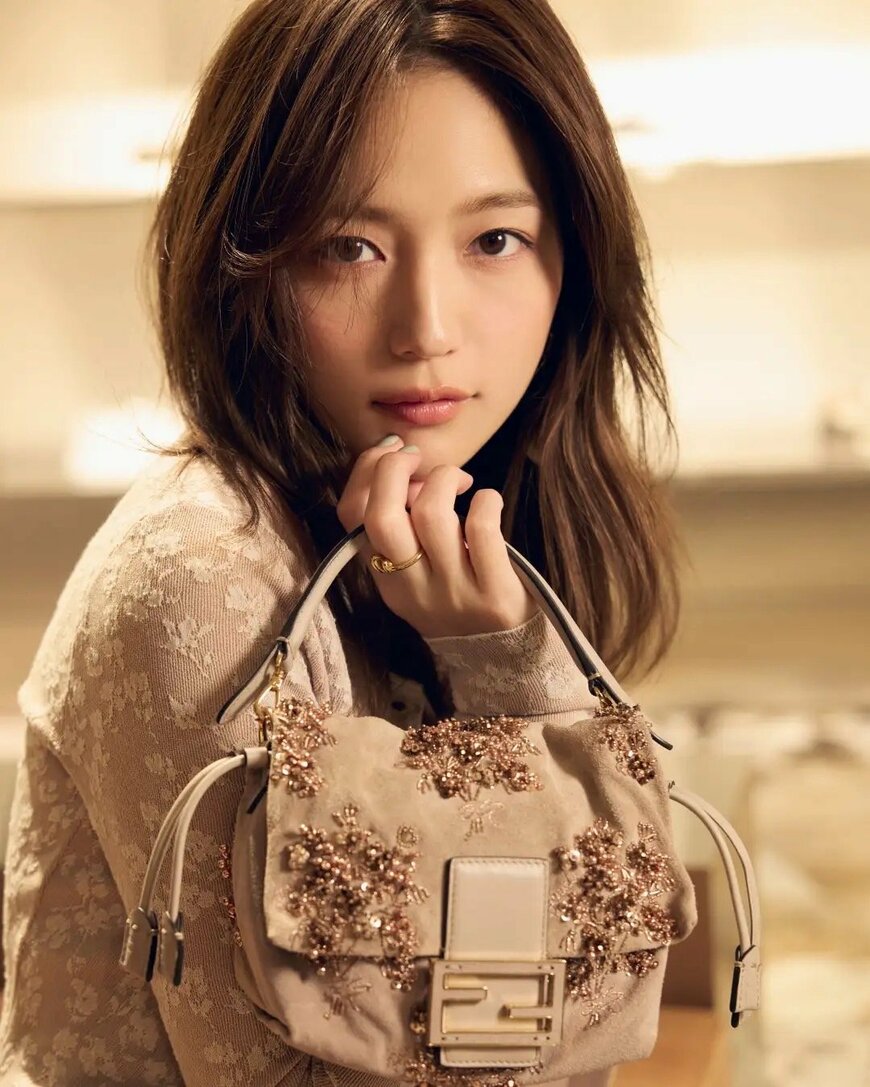 出所：フェンディ・ジャパン株式会社「「マンマ バゲット」の発売を記念し、川口春奈を起用したスペシャルムービーを公開！」