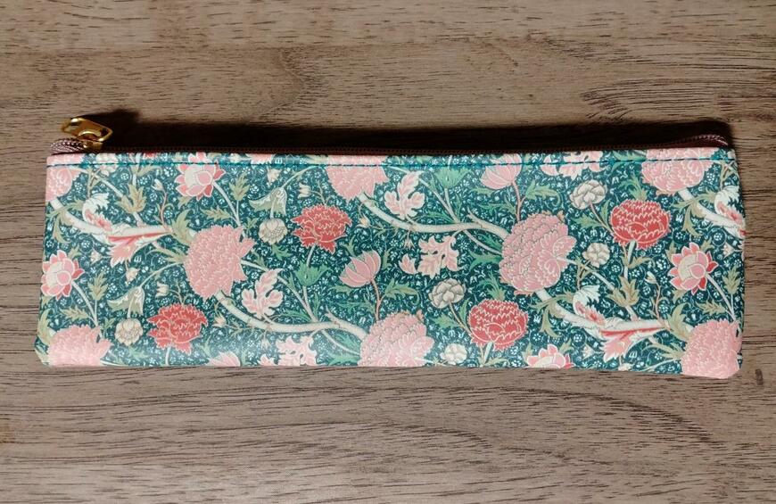 筆者撮影（セリア、ペンケース ウィリアム・モリス デザイン）