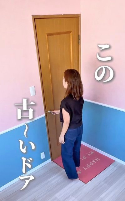 「わー！可愛い！！」年季の入った〈茶色いドア〉→ペンキを塗って〈ホワイト×ラベンダー〉のおしゃれなドアに大変身