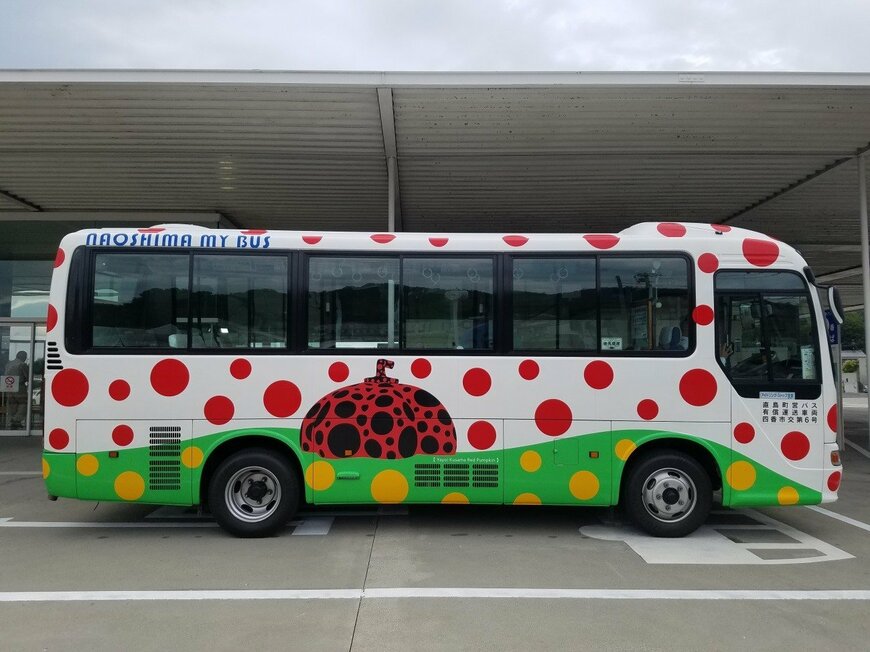 宮浦港に停留する直島の町営バス