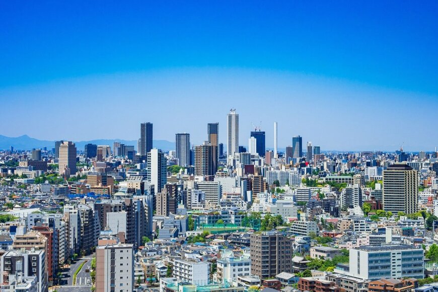 池袋の道路に設置された注意喚起の立て看板　遠目に見ると「ギリ読める」「これは不思議」と驚きの声