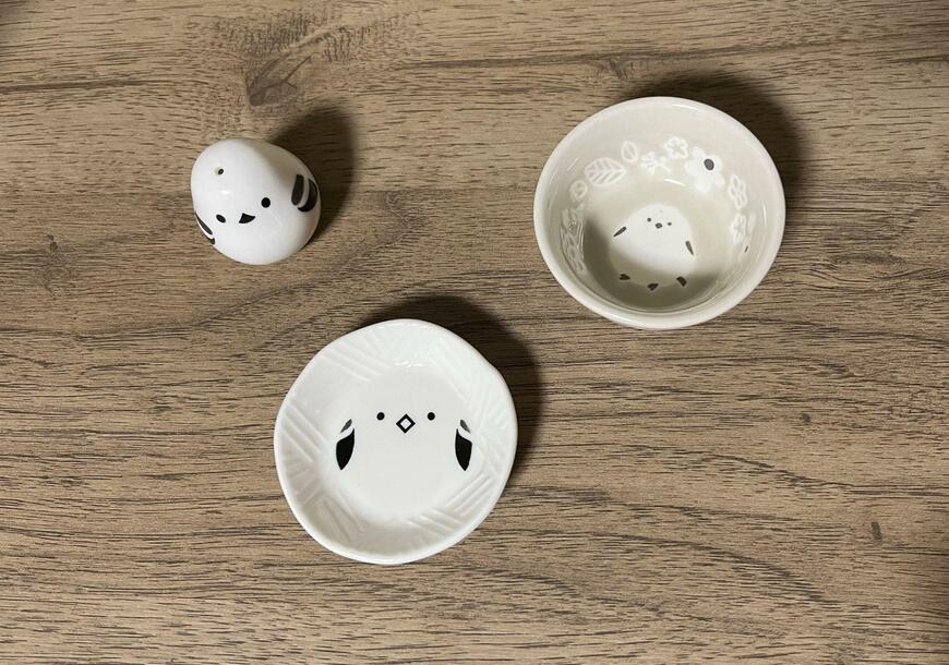 セリアで見つけたシマエナガグッズ、どれも110円（税込）です／筆者撮影（セリア、プレートSS ころころシマエナガ・ミニボウル のんびりシマエナガ・調味料入れ ころころシマエナガ）