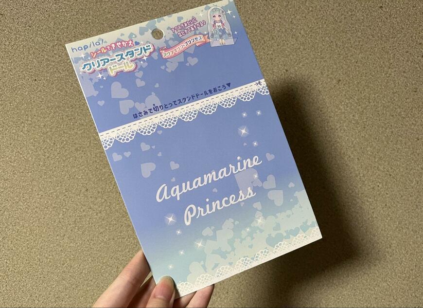 筆者撮影（ダイソー、シール付クリアスタンドドール）