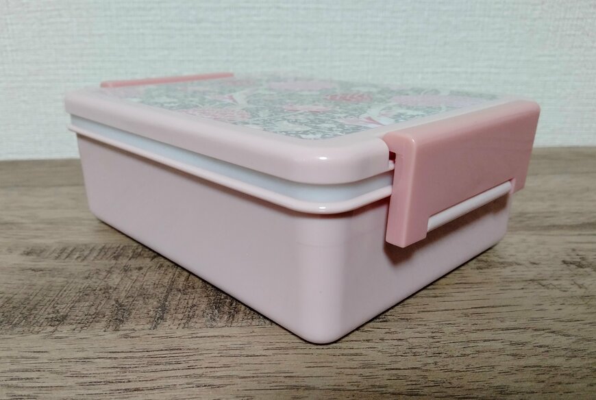 筆者撮影（セリア、ランチボックス 380ml ウィリアムモリス柄）