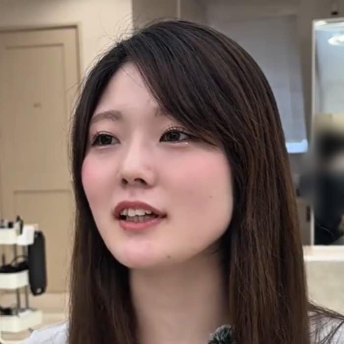ブリーチによるダメージに悩む女性が縮毛矯正とカットでまとまりのあるボブにスタイルチェンジ
