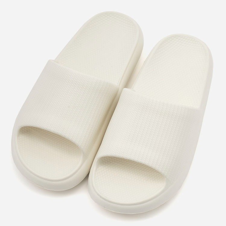 出所：KEYUCA公式　抗菌防臭ふんわりコンフォートサンダル ホワイト