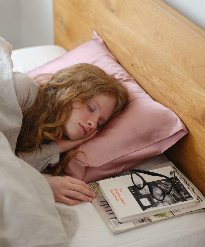 アフタヌーンティー・リビング、ロゴシルク枕カバー/ヴェロニカ・ハリムの画像