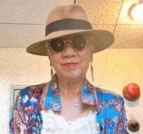 【72歳のおばあちゃん】白ガーリーブラウスの「妄想コーデ」が素敵すぎると話題！斬新な組み合わせに思わず二度見