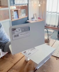 キッチンの「ごちゃつく棚」が……〈セリアのブックエンド〉など100均DIYでスッキリ「ストック収納」に変身！ペットボトルも出し入れしやすく！