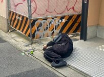 道路脇で寝転ぶ怪しい男性を発見　警察官が声かけして知った真相に「倒れてるかと思ったw」と14万いいね