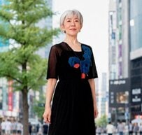 「ラインが美しい」思い出のワンピースを活かした【50代マダム】の“レイヤードコーデ”　まるで一着のような仕上がりに「リメイクしたみたいにぴったり」の声