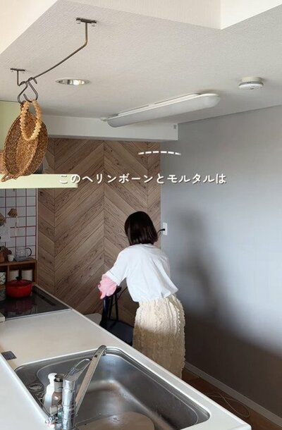 変身前のキッチンの壁
