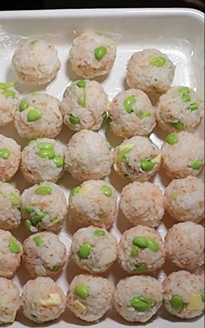 枝豆やチーズを入れた混ぜ込みおにぎりを作ります
