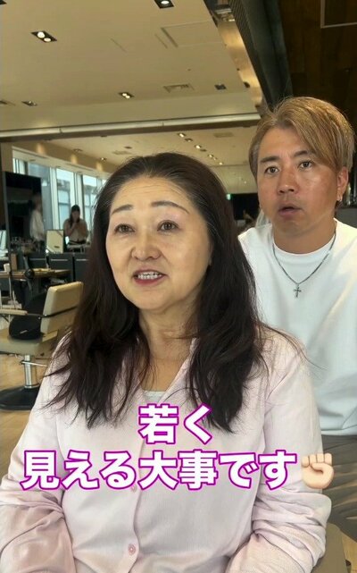 胸のあたりまで届く、毛先にゆるい動きのある黒髪の来店時の様子