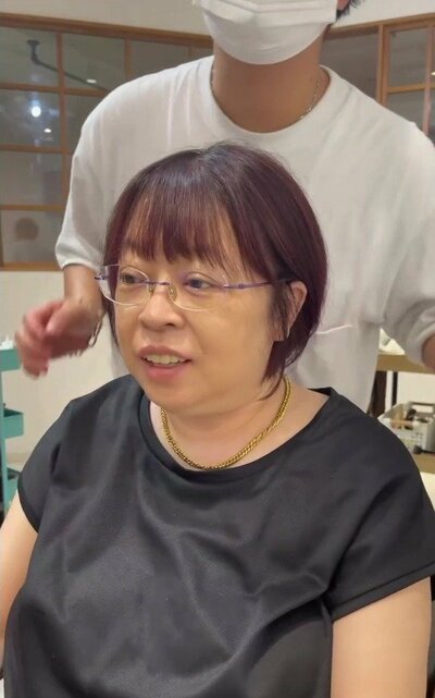 前髪の幅を整えた、赤みのある紫がかったボブ