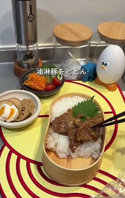 ご飯の上に油淋豚がのせられたところ