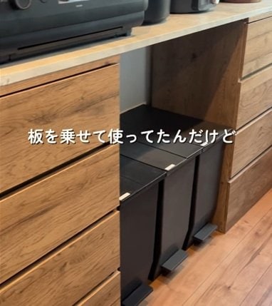チェストに板を乗せた〈カップボード〉→リメイクシートで憧れの〈造作風収納〉にリメイク！「めっちゃ可愛い」の声